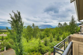 Snoqualmie Townhome with Balcony and Mountain Views!